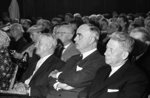 Hausen im Wiesental: Ehrengäste, von links nach rechts: Regierungspräsident Dichtel, Carl Burckhardt, Kultusminister Dr. Storz