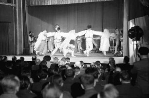 Bukarest: Aro Lichtspielhaus: Rumänische Folkloregruppe, mit Publikum vor Bühne