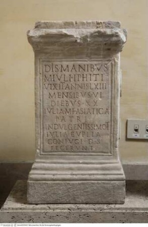 Ara mit Grabinschrift "DIS MANIBVS // M(arci) IVLI IPHITI..."