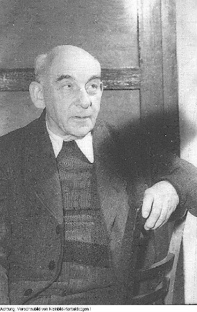 Kandidat zur Volkskammerwahl 1954: Professor Dr. Victor Klemperer, Romanist, in seiner Bibliothek, September 1954