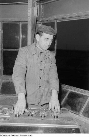 Baggerführer Helmut Starke vom Tagebau Schleenhain im Führerstand eines DS 750