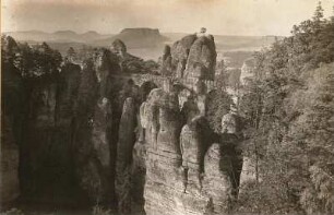 Sächsische Schweiz, Rathener Gebiet. Felsenburg Neurathen und Basteibrücke (1851; Sandstein, Länge 76,5 m). Blick vom Ferdinandstein nach Süden zum Lilienstein