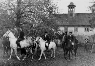 Gut Jersbek. Jäger zu Pferde reiten zur alljährlich stattfindenden Herbsttreibjagd