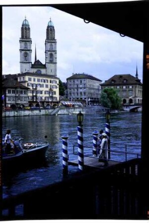 Zürich: Limmatkai mit Grossmünster, Vordergrund Anlegeplatz