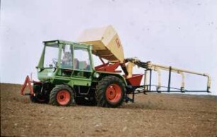 Fotografie: Düngerstreuer, Auslegerstreuer, Systemtraktor