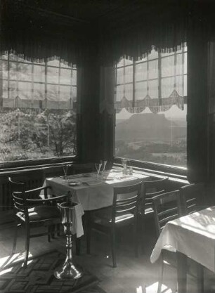 Lohmen. Bastei-Restaurant. Ecke des Speisesaals mit Ausblick zum Lilienstein