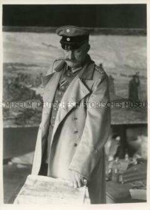 Aufnahme eines Militärs mit Karte im Atelier