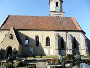 Langhaus (im Kern romanisch 13 Jh) über Traufseite Süd (gotisch überarbeitet) sowie Chor im Osten (gotisch 14 Jh) mit Strebepfeilern