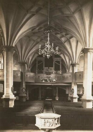 Lauenstein, Stadtkirche. Taufe, Inneres gegen Westempore mit Jehmlich-Orgel : Altenberg-Lauenstein, Evangelische Stadtkirche. Inneres über den Taufstein (1594/1602; M. Schwenke) zur Orgelempore mit zweimanualiger Orgel II/19 (1817-1818; Gebr. Jehmlich, op. 3)