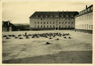 Kasernen mit Exerzierplatz