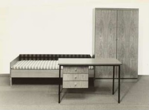 Jugendzimmer "Sylvia 715" : Jugendzimmer "Sylvia 715" (1976; Zentrales Entwicklungsbüro Schkeuditz). Bett, Schreibtisch und Kleiderschrank