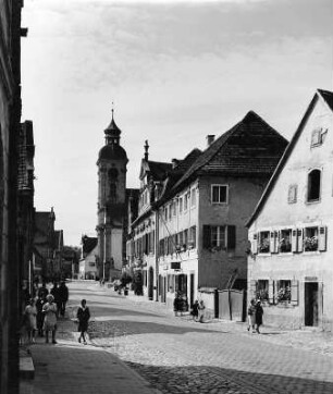 Historische Altstadt. Straßenbild mit Kirchturm