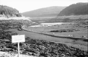 Schluchsee: Der leere Schluchsee; vom Pavillon auf Rundweg durch die Seesohle