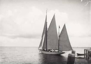 Heiligendamm, Segelboot "Asta" auf Fahrt in der Ostsee. Blick von der Seebrücke
