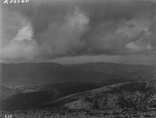 Im Gebirge : Blick über ein Gebirge