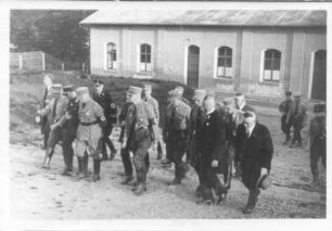 NSDAP-Gauleiter Martin Mutschmann mit Gefolge besichtigen die Jugendherberge "Gifthütte" bei Hormersdorf / Pfingsten 1933