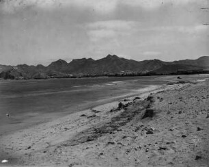 Strand von Mindelo : Blick vom Strand in Mindelo auf das Meer. Im Hintergrund der Hafen Porot Grande.