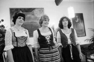 Freiburg: Kaufhaussaal; Krönungsakt; Weinkönigin und Prinzessinnen; nebeneinander