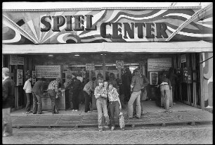Kinder auf dem Rummel mit Inschrift "Spiel-Center"