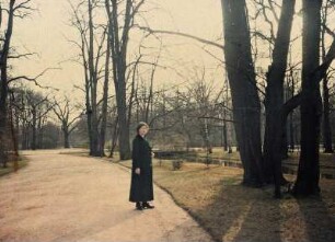 Frau auf einem Weg in einem Park