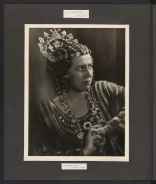 Albumseite 1: Inger Karén als Klytaemnestra in "Elektra" von Richard Strauss, 1935 : Opern-Album - unter anderem mit Rollen der Altistin Inger Karén. Kartoneinband; 42 x 36 x 4 cm (ab 1935). Dresden: SLUB/DF 2002.E.5