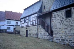Kirchenseitenansicht, überdachter Treppenaufgang