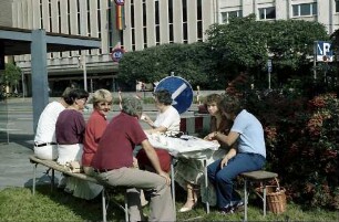 Freiburg i. Br.: Tische und Bänke beim Straßenfest in der unteren Bertoldstraße