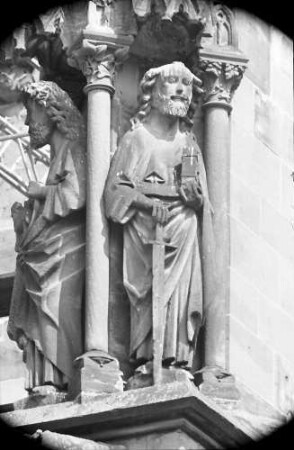 Freiburg: Figuren an den Strebepfeilern des Langhauses, Südseite