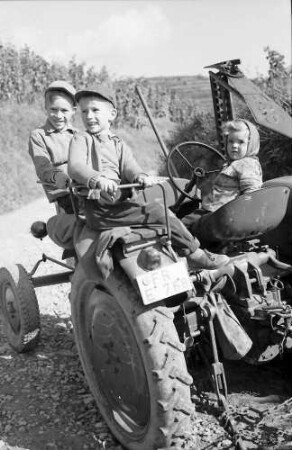 Ihringen: Kinder auf dem Traktor, Traktor von hinten