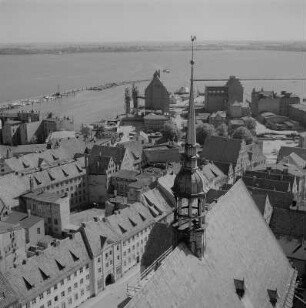 Stralsund. Blick von der St.-Nikolai-Kirche über Hafen und Strelasund gegen Rügen