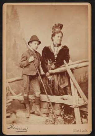 Hofmannsthal als Kind mit seiner Mutter in steirischer Tracht