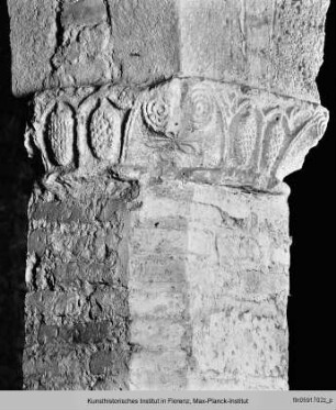 Kapitell mit Pinienzapfenmotiven