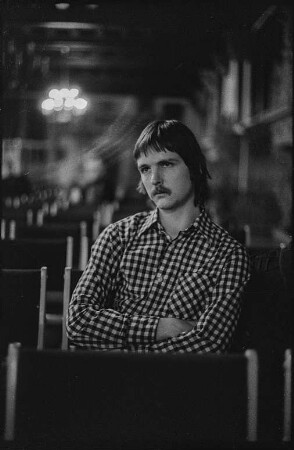 Porträt Christian Münch (geb. 1951; Dirigent, Komponist) im Festsaal des Alten Rathauses in Leipzig. Aufnahme 1979 während einer Konzertprobe. Fotografie von Evelyn Richter