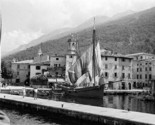 Gardasee, Castelletto : Italien, Castelletto. Blick auf den Ort und Hafen