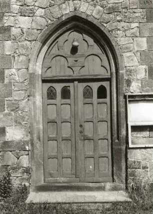 Breunsdorf. Dorfkirche (1883). West-Portal, Zustand nach Räumung für Kohleabbau
