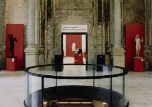 Raumaufnahme Eingangshalle. Blick zum Ausstellungssaal