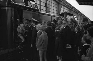 Fahrzeugschau der Bundesbahn auf dem Karlsruher Hauptbahnhof.