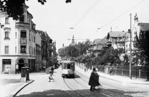 Dresden-Weißer Hirsch. Bautzner Landstraße mit Straßenbahn (Linie 11 in Richtung Weißig). Blick nach Nordwest