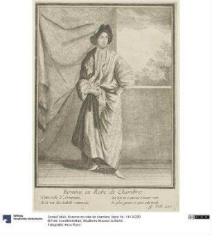 Homme en robe de chambre