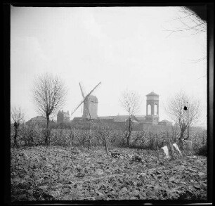 Comines (Dep. Nord, Frankreich): landwirtschaftliches Anwesen mit "Windmühle und Wasserturm Comines" (Distanzaufnahme)