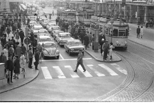 Dichter Verkehr auf der Kaiserstraße.