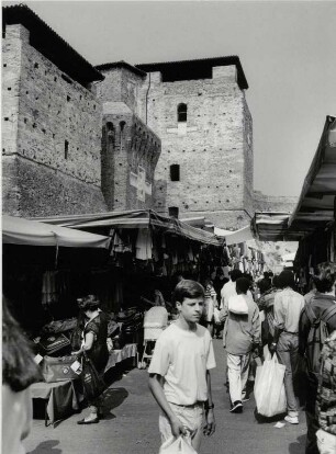 Markttag vor dem Castello Sigismond auf der Piazza Malatesta