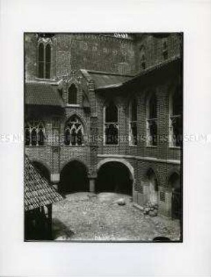 Blick vom östlichen Kreuzgang auf den Schlosshof der Marienburg