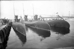 Stralsund. Hafen. Drei schwedische U-Boote (v. l. n. r.: U... (?), Bayern und Valen) am Kai