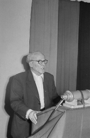 Tagung der Volksbühne im Berliner Künstlerklub Möwe : Walter Maschke (Generalsekretär der Volksbühne Berlin) während einer Rede