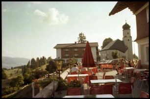 Sulzberg: Gasthof Alpenblick, Terrasse mit Kirchturm