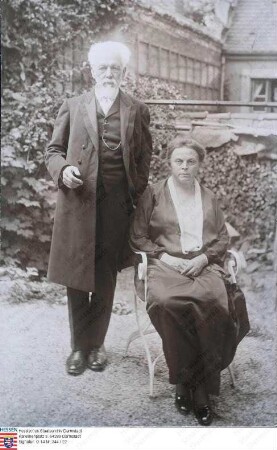 Kerschensteiner, Georg Prof. Dr. (1854-1932) / Porträt in Garten mit zweiter Ehefrau