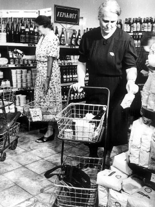 Hamburg. Der erste Selbstbedienungsladen der "Pro"-Handelkette öffnete bereits 1949. Hier Frauen beim Einkauf vor gefüllten Regalen.