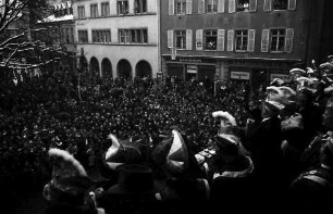 Freiburg: Balkon des Rathauses, Elferrat auf dem Balkon mit Oberbürgermeister