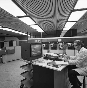 Eröffnung der modernisierten Zentrale der Stadtsparkasse Karlsruhe in der Kaiserstraße 223 beim Europaplatz